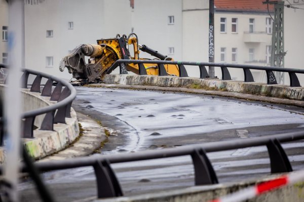 Ein bekanntes Beispiel: Die strapazierte Ringbahnbrücke auf der A100 war nicht mehr zu retten. (Archivbild) - © Christoph Soeder/dpa