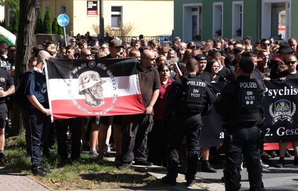 Mehrere CDS-Veranstaltungen waren zuletzt begleitet von Aktionen rechter Gruppen, wie hier in Bautzen. (Archivfoto) - © Sebastian Willnow/dpa