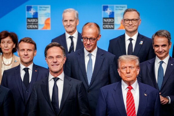 Trump und seine europäischen Verbündeten: Zunächst halten sie zusammen. - © Kay Nietfeld/dpa