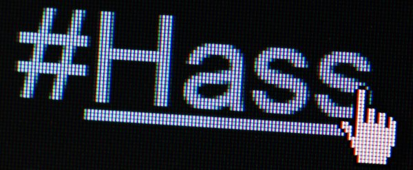 Beratungsstellen sehen Anbieter sozialer Netzwerke mit in der Pflicht (Symbolbild). - © Lukas Schulze/dpa