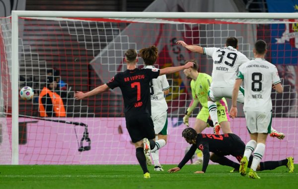 Leipzigs Xavi Simons (am Boden hockend) erzielt das Tor zum 1:0. - © Robert Michael/dpa