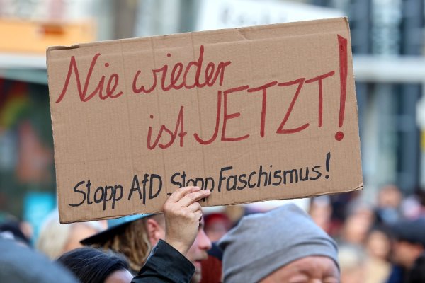 Unter anderem in Magdeburg demonstrierten die Menschen gegen rechts. - © Peter Gercke/dpa-Zentralbild/dpa