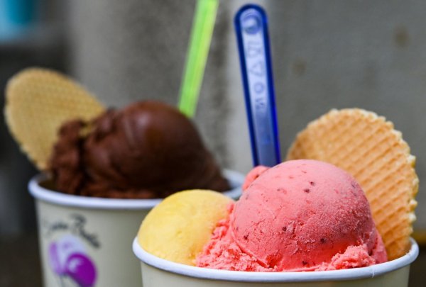 Ob ausgefallen, klassisch oder vegan - für jeden sollte etwas dabei sein, wenn am Wochenende die Eisdielen öffnen. - © Jens Kalaene/dpa