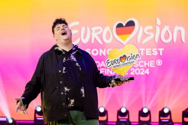 Isaak, Gewinner des deutschen ESC-Vorentscheids, steht am Ende des Eurovision Song Contest. - © Christoph Soeder/dpa