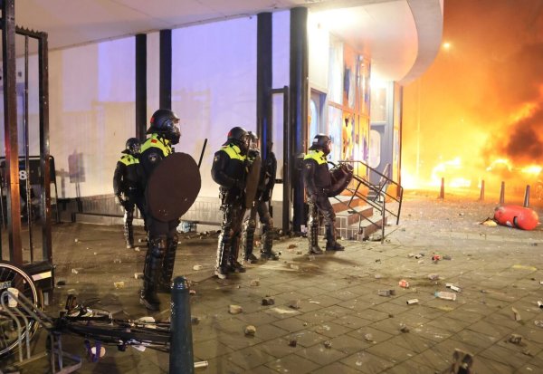 Die Polizei greift in eine Konfrontation zwischen zwei Eritreergruppen ein. - © Wil Looijestijn/ANP/dpa