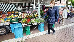 Weiße Bodenplatten helfen Blinden - © Horn