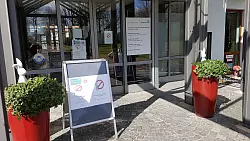 Die Schilder warnen, im Foyer überwacht das Klinikpersonal, wer raus und reingeht. - © Marianne Schwarzer