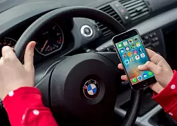 Sehr gef&auml;hrlich: Wer nur kurz nach unten blickt, ist bei 50 km/h satte 14 Meter im Blindflug unterwegs. - &copy; Symbolfoto: picture alliance