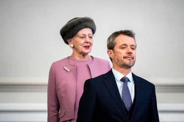 König Frederik X. von Dänemark und die zurückgetretene Königin Margrethe II. im dänischen Parlament. - © Ida Marie Odgaard/Ritzau Scanpix Foto/AP/dpa