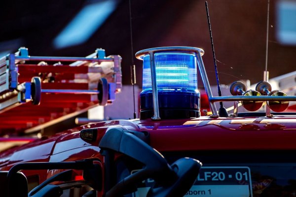 Auf dem Dach eines Einsatzfahrzeugs der Feuerwehr leuchtet ein Blaulicht. - © David Inderlied/dpa/Symbolbild