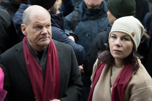 Wieder ein Erfolg für die AfD: In Thüringen liegt sie bei einer weiteren Landratswahl weit vorn. In Berlin wächst die Unruhe, für Kanzler Olaf Scholz (l, SPD) gibt es Kritik aus den eigenen Reihen. Mit Außenministerin Annalena Baerbock (r, Grüne) nahm er an der Demonstration «Potsdam wehrt sich» teil - als Reaktion auf das Bekanntwerden eines Treffens rechter Aktivisten in der Stadt. - © Sebastian Christoph Gollnow/dpa