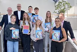 IHK-Abteilungsleiter Martin Raithel, IHK-Pr&auml;sident Volker Steinbach (von links) und Schulleiter Dr. J&ouml;rg Weber (rechts) stellen zusammen mit Sch&uuml;lerinnen und Sch&uuml;lern des Wirtschaftsgymnasiums am Dietrich-Bonhoeffer-Berufskollegs in Detmold den neuen Ausbildungsatlas OWL vor. Foto: IHK Lippe - &copy; IHK Lippe