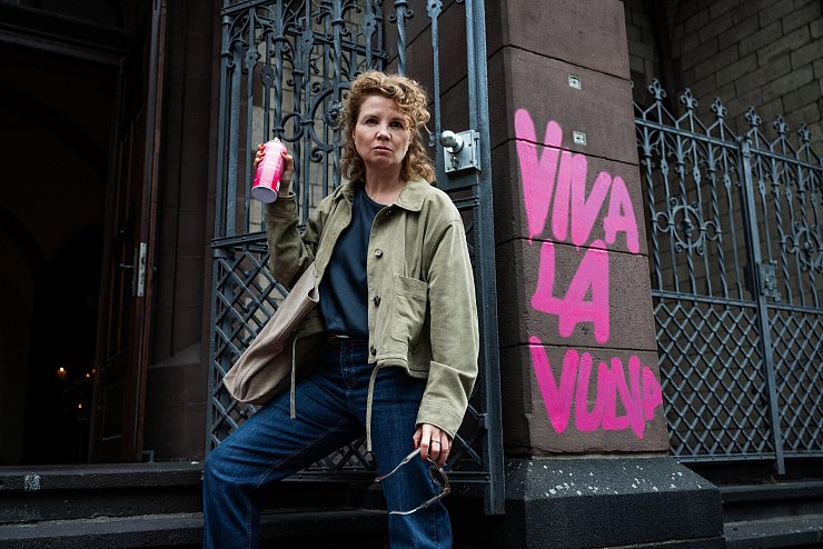 Schauspielerin Annette Frier verkörpert sich in „Frier & 50“ selbst. - © Joyn