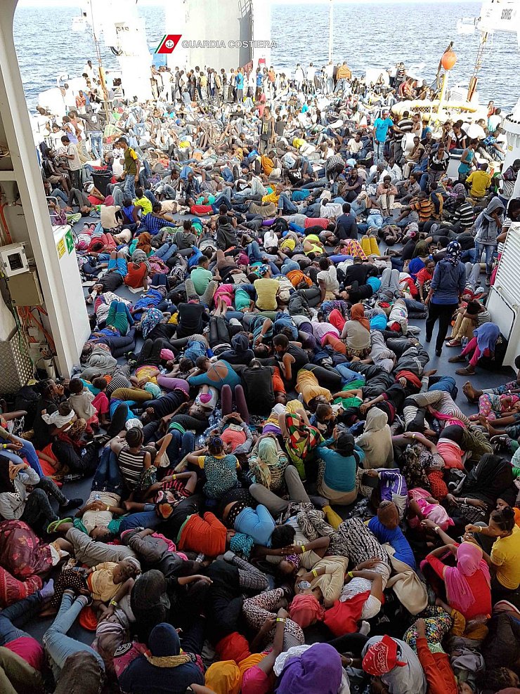 Küstenwache rettet zahlreiche Bootsflüchtlinge - © Foto: Guardia Costiera