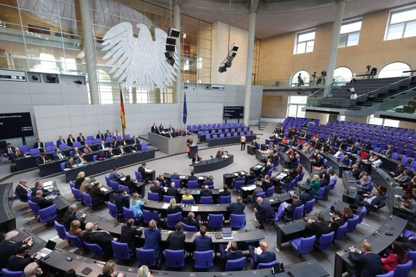 Blick in eine Sitzung des Deutschen Bundestages im Plenarsaal des Reichstagsgebäudes. - © Jörg Carstensen/dpa