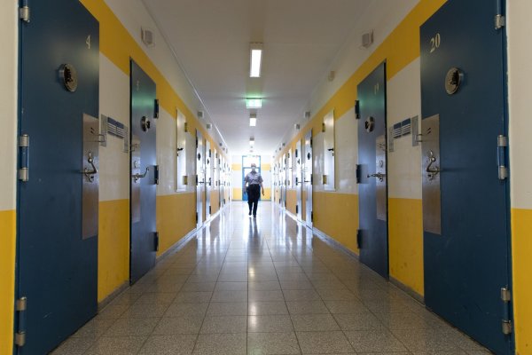 Eine Justizbeamtin geht durch einen Gefangenentrakt in der Justizvollzugsanstalt Herford. Ein 17-Jähriger, der Anfang 2023 in Ibbenbüren eine Lehrerin getötet haben soll, ist dort tot aufgefunden worden. - © Friso Gentsch/dpa