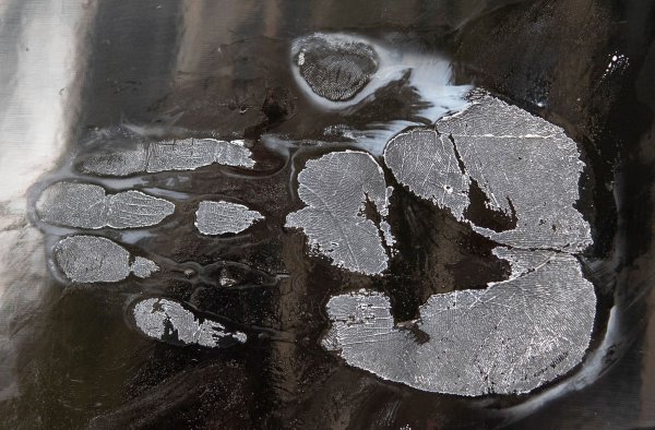Ein Handabdruck eines abgelösten Klimaaktivisten (Symbolbild). - © Paul Zinken/dpa