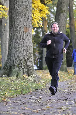 Neues Terrain: Gesamtschullehrer Tobias Kl&uuml;ter trainiert schon mal dort, wo der Hermannslauf enden wird. - &copy; Ingo Kalischek