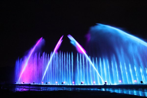 So könnte es aussehen: Mitten im historischen Bad Meinberger Kurpark wird neben der Eisbahn ein großes Becken für die Wasserspiele aufgebaut. Mit Hilfe von Projektionen entstehen dabei Formen und Farben – passend zu Weihnachten, Silvester und Neujahr. Das Spiel mit Bild und Ton soll bei den Zuschauern für Gänsehaut sorgen. - © Privat