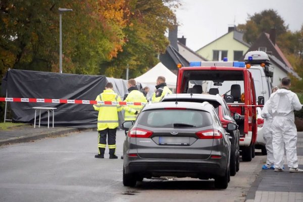Ermittler am Fundort der Leiche in Horn-Bad Meinberg Ende Oktober 2023. - © Christian Müller/Westfalennews/dpa