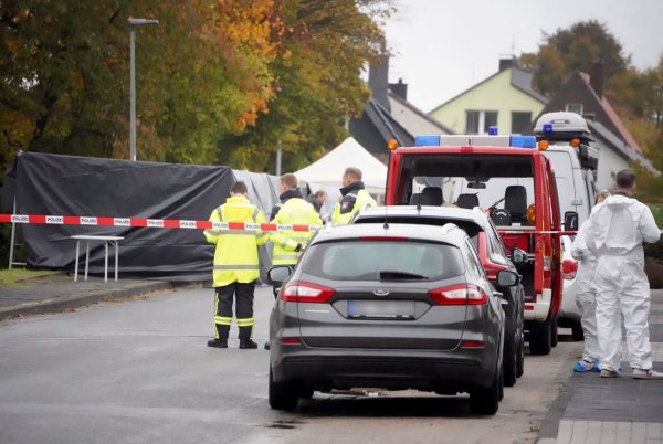 Ermittler stehen in einem von der Polizei abgesperrten Bereich. - © Christian Müller/Westfalennews/dpa