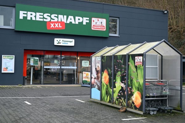 Das Logo von Fressnapf xxl-Markt hängt an der Fassade eines Marktes. - © Federico Gambarini/dpa