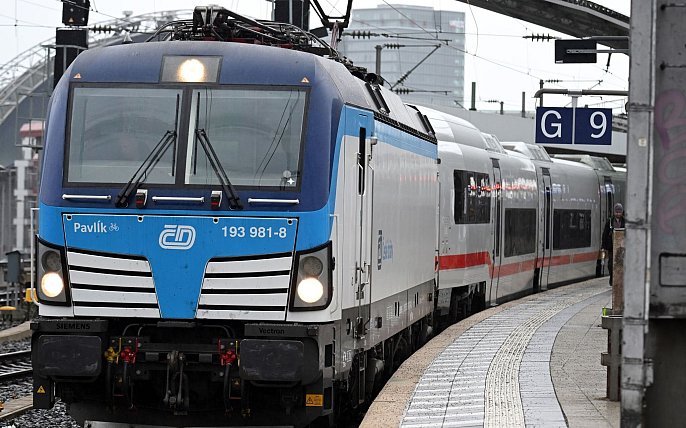 Bild zu Neuer ICE L der Bahn wird von angemieteten Loks gezogen