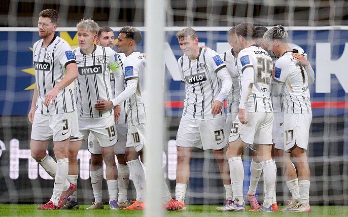 Bild zu Elversberg nach Sieg in Paderborn erster Schalke-Verfolger