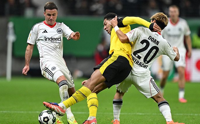 Bild zu Elfmeterkrimi: BVB besiegelt frühes Pokal-Aus für Frankfurt