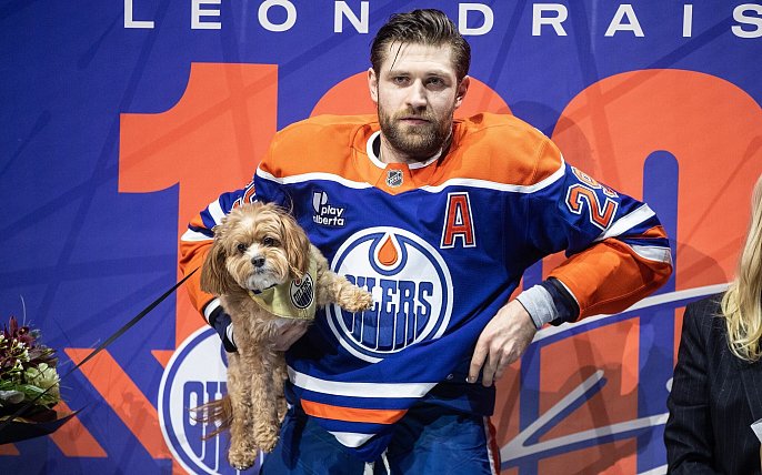 Bild zu Mit Hund und Familie: Oilers ehren Draisaitl f&uuml;r 1000 Punkte