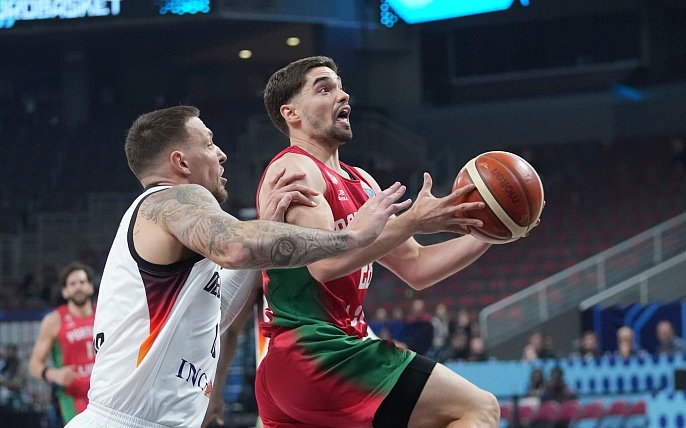 Bild zu Bei Mumbru-Rückkehr: Basketballer mit Mühe weiter