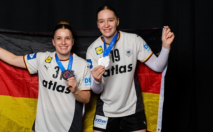 Bild zu Silbern, sch&ouml;n, schwer: WM-Medaillen bekommen bei HSG-Spielerinnen einen Ehrenplatz