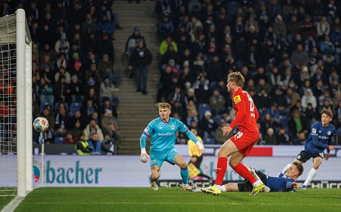 Bild zu 2:2 zwischen Bielefeld und Kiel: Beide Serien gehen weiter