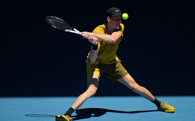 Bild zu Trotz Hitze und Kr&auml;mpfen: Sinner in Melbourne weiter