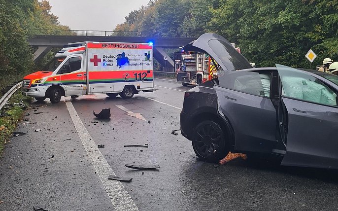 Bild zu Zwei Schwerverletzte bei Unfall auf der Extertalstraße