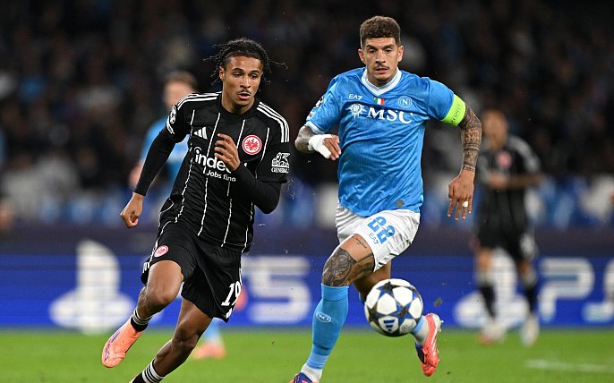 Bild zu Ohne eigene Fans, ohne Tore: Frankfurt mit 0:0 in Neapel