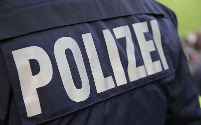 Bild zu Herforder geht auf dem Bielefelder Kesselbrink mit einem Fleischerbeil auf zehn Gegner los