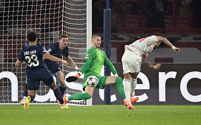 Bild zu Bayern triumphieren nach Díaz-Doppelpack und Rot in Paris