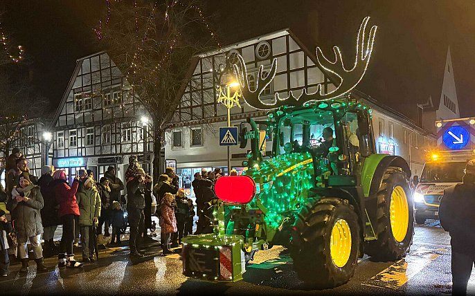 Bild zu Funkelndes Spektakel: Lichterfahrt mit &uuml;ber 55 Fahrzeugen durch Bad Pyrmont und L&uuml;gde