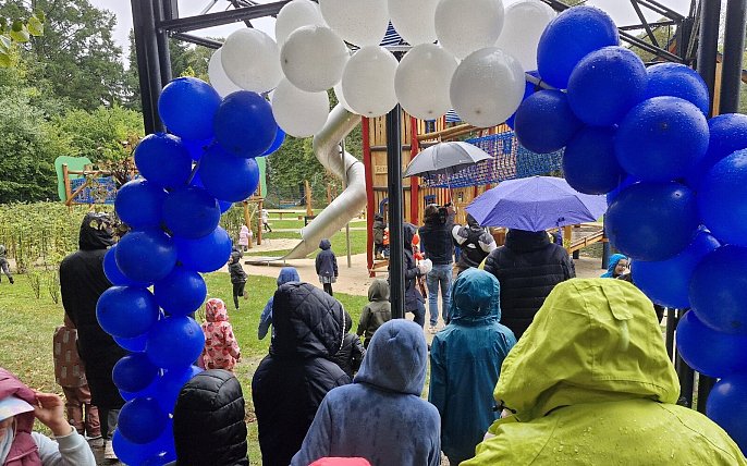 Bild zu Besucher stürmen den Kinderrechtespielplatz in Bad Pyrmont