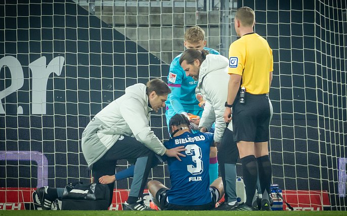 Bild zu &bdquo;Schulter zweimal rausgesprungen&ldquo;: Arminias gro&szlig;e Sorge um Verteidiger Felix