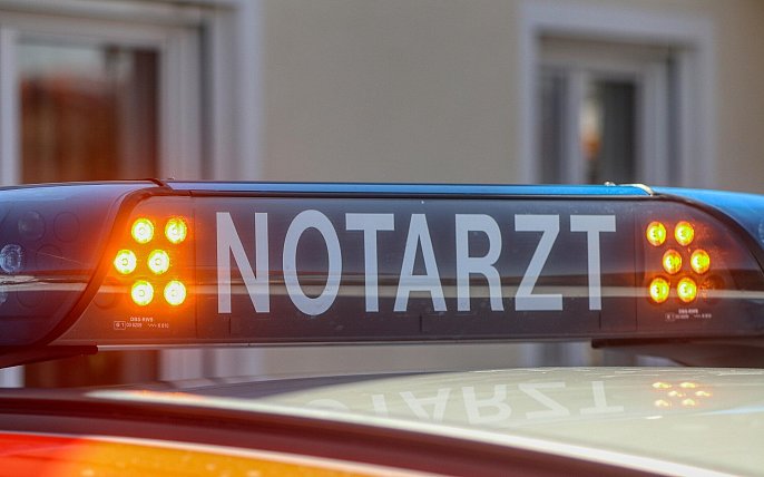Bild zu Motorradfahrer gerät bei Bösingfeld in eine Leitplanke und wird schwer verletzt