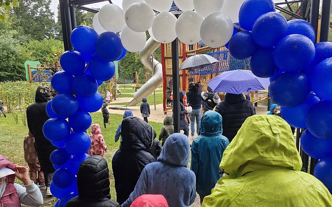 Bild zu Besucher stürmen den Kinderrechtespielplatz in Bad Pyrmont