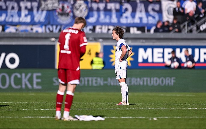 Bild zu Arminia Bielefeld unterliegt Paderborn 3:4.