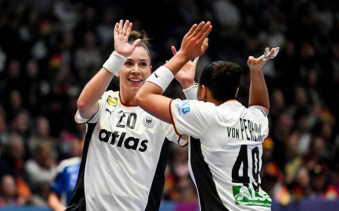Bild zu Sieg zum WM-Start: Handball-Frauen schlagen Island