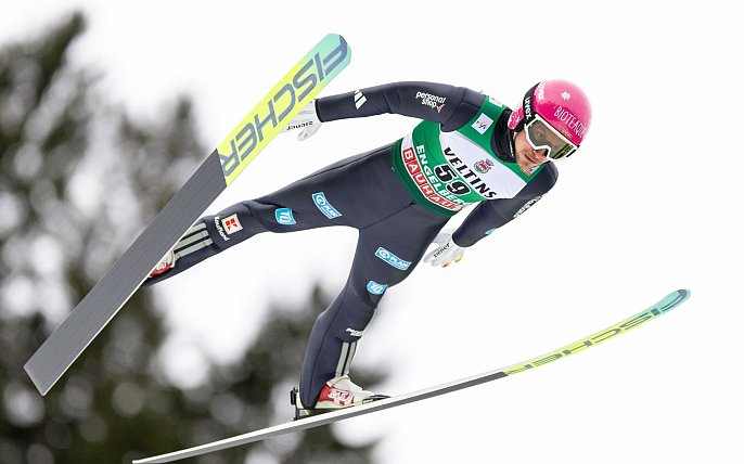Bild zu Fabelflug auf 141 Meter: Skispringer Hoffmann wird Zweiter