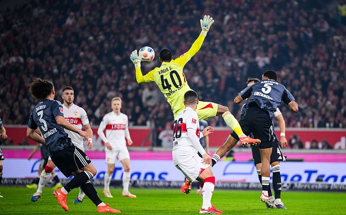 Bild zu Wilder Sieg gegen Frankfurt: VfB springt auf Platz drei