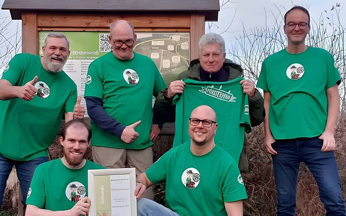 Bild zu 1500 Euro f&uuml;r den Extertaler F&ouml;rsterpfad &ndash; und f&uuml;r sein Team