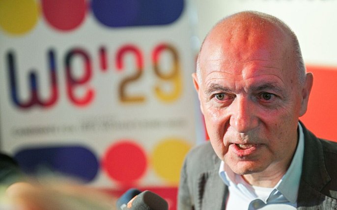 Bild zu DFB-Präsident will Bewerbung für Männer-WM prüfen