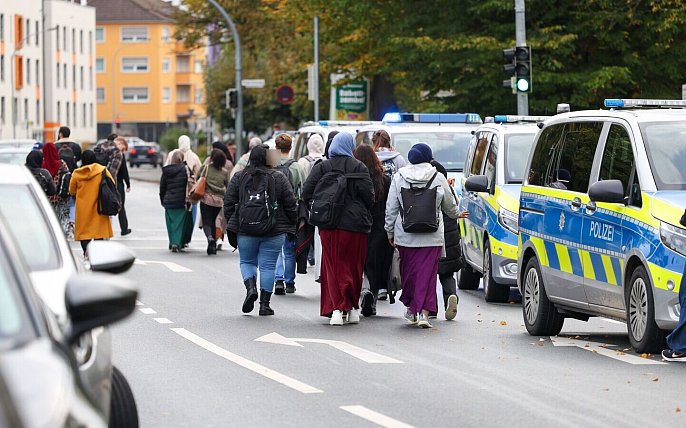 Bild zu „Am Anfang hatten wir Panik“: Messerattacke versetzt Paderborner Kolleg in Ausnahmezustand